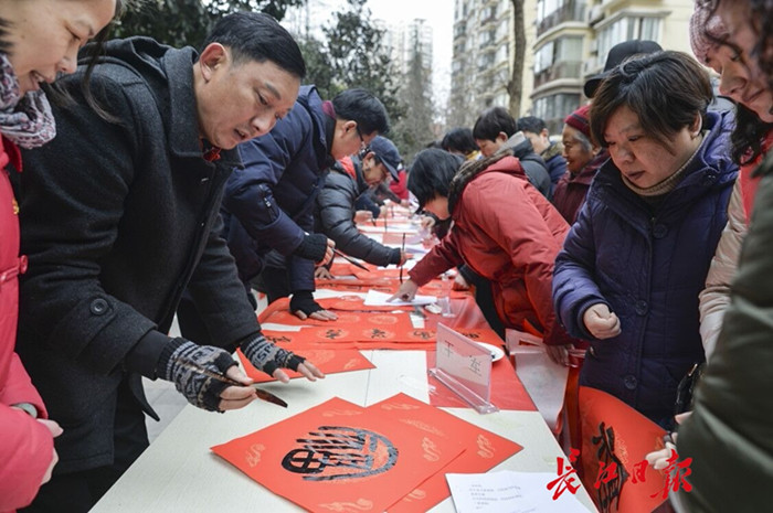 這一天，居民激動(dòng)了，第一次在社區(qū)里升國旗唱國歌(圖1)