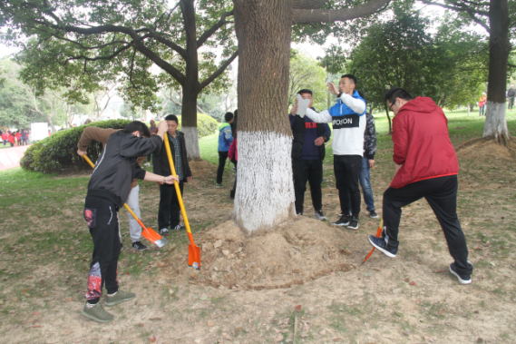 武漢體育中心走進湯湖公園 開展“學雷鋒”樹木認養科普活動(圖2)
