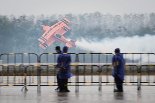 空中F1車(chē)都展翅！(圖4)
