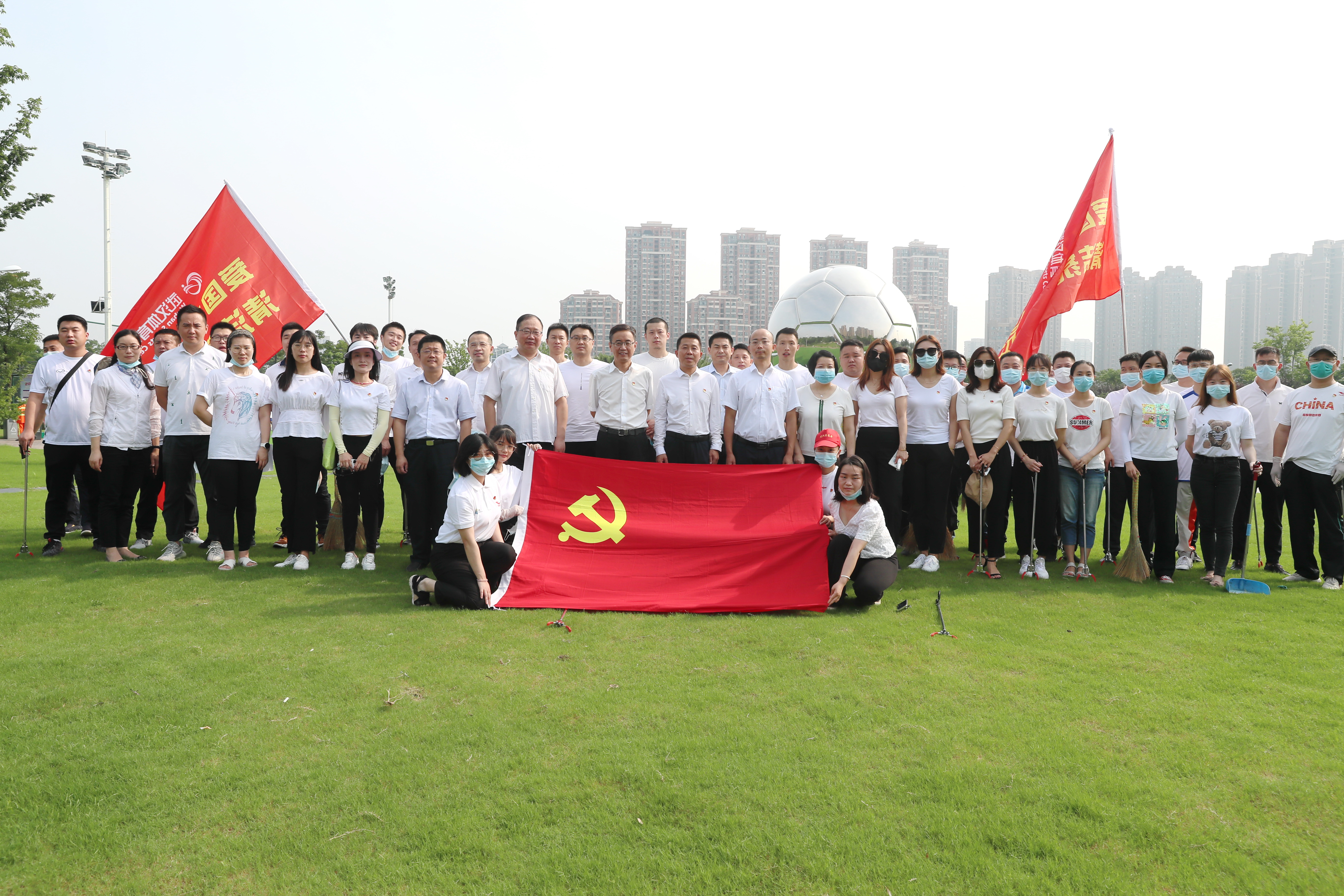 干干凈凈迎 “七一” 公司黨員開展愛國衛生活動(圖1)