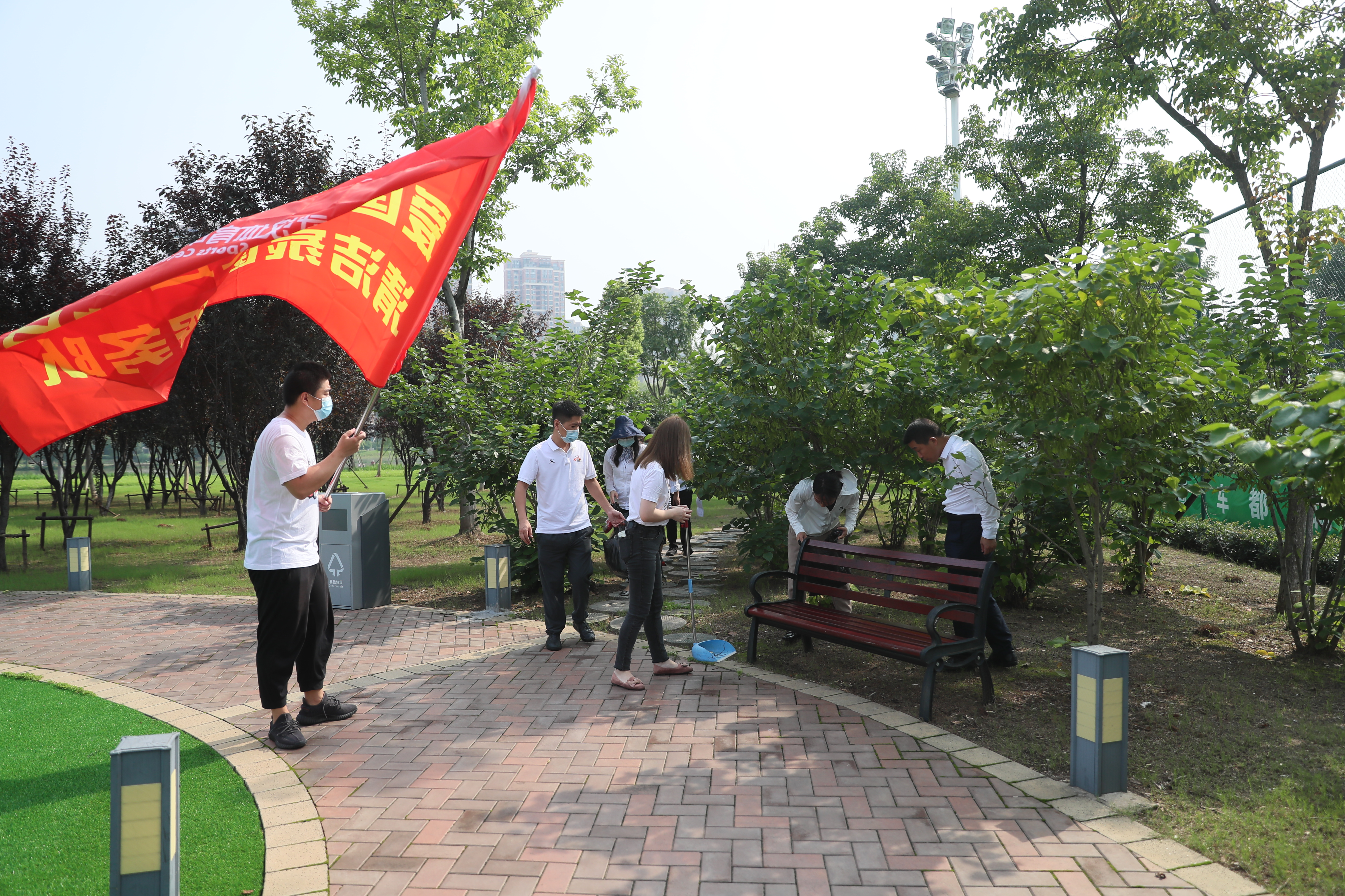 干干凈凈迎 “七一” 公司黨員開展愛國衛生活動(圖2)