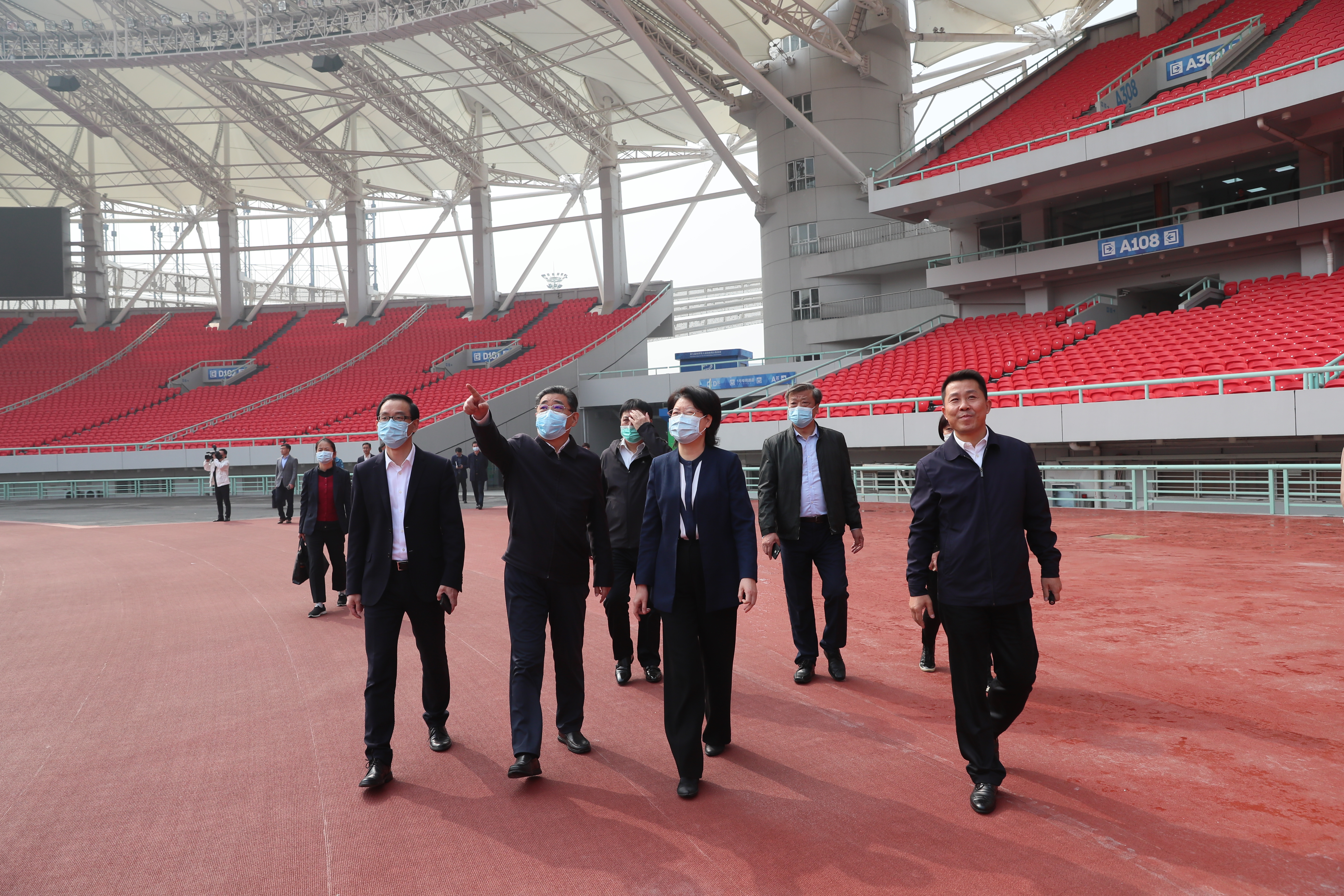 副省長肖菊華來公司調研：武漢體育中心在做好軍運會“后半篇文章”中具有標桿意義(圖2)